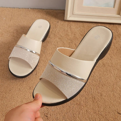 Elegantní a detailní podpůrné letní sandály