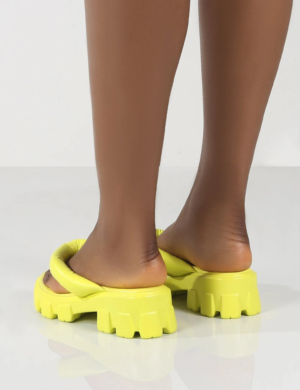 Elegantní a detailní podpůrné letní boty