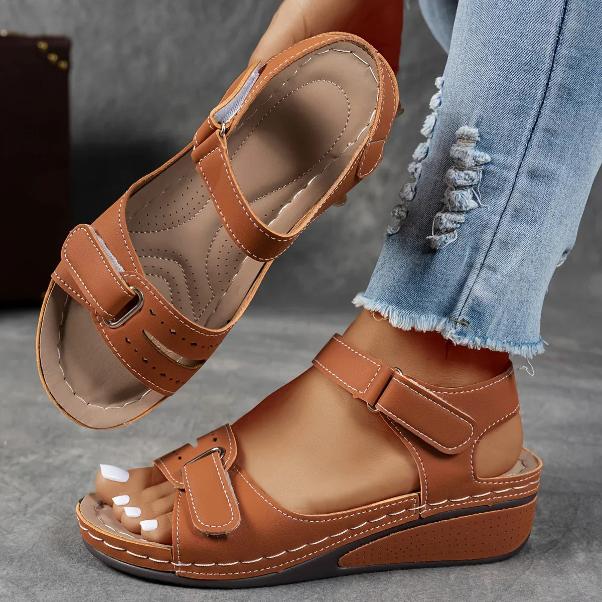 Elegantní a detailní podpůrné letní sandály