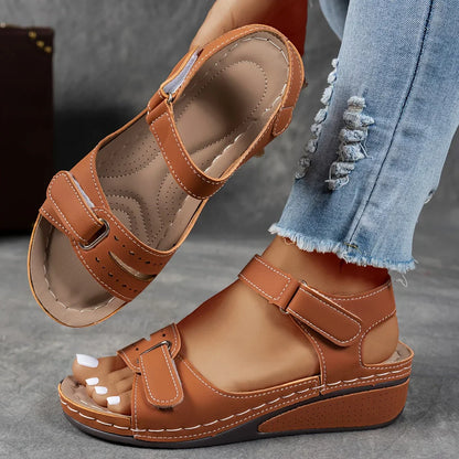 Elegantní a detailní podpůrné letní sandály