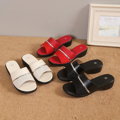 Elegantní a detailní podpůrné letní sandály