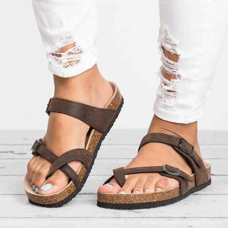 Elegantní a detailní podpůrné letní sandály