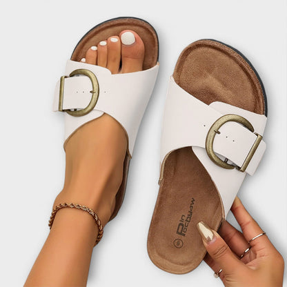 Elegantní a detailní podpůrné letní sandály