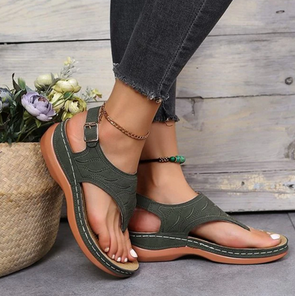 Elegantní a detailní podpůrné letní sandály