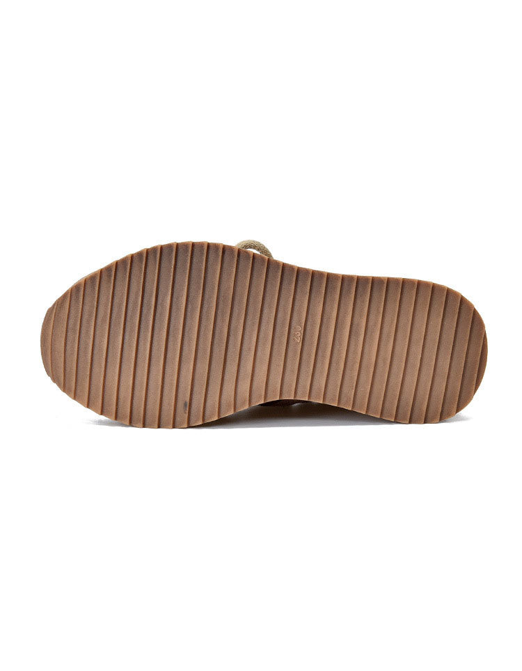 Elegantní a detailní podpůrné letní tenisky