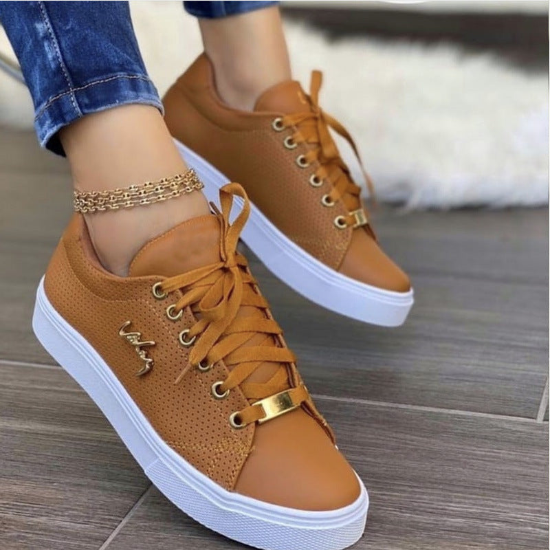 Elegantní a detailní podpůrné letní tenisky