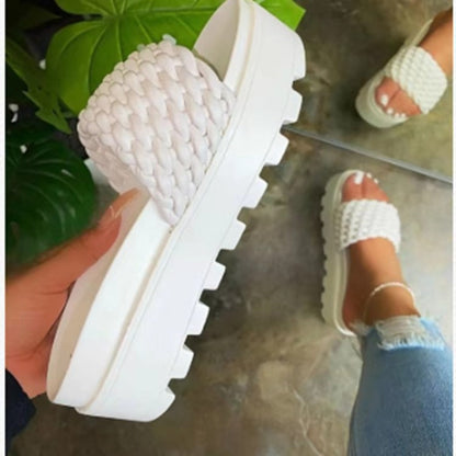 Elegantní a detailní podpůrné letní sandály