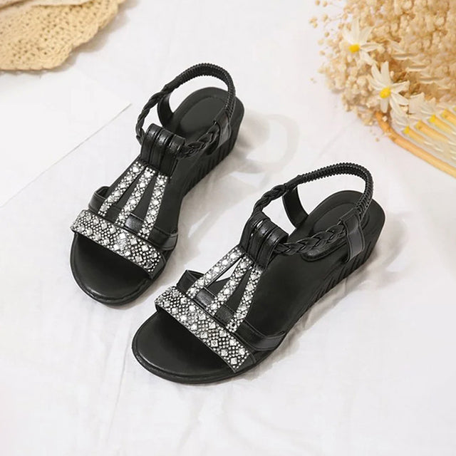 Elegantní a detailně propracovaná podpůrná letní obuv
