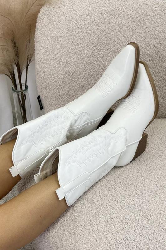 Elegantní a detailní podpůrné letní boty