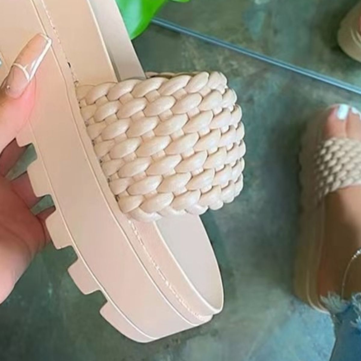 Elegantní a detailní podpůrné letní sandály