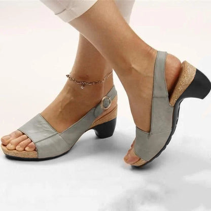 Elegantní a detailní podpůrné letní sandály