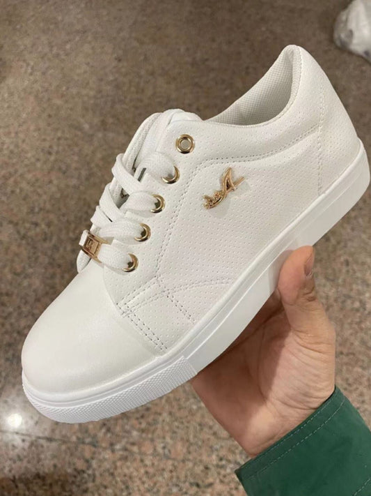 Elegantní a detailní podpůrné letní tenisky