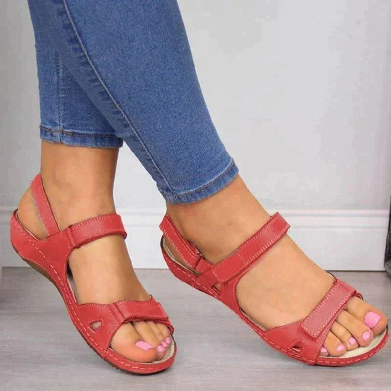 Elegantní a detailně propracovaná podpůrná letní obuv