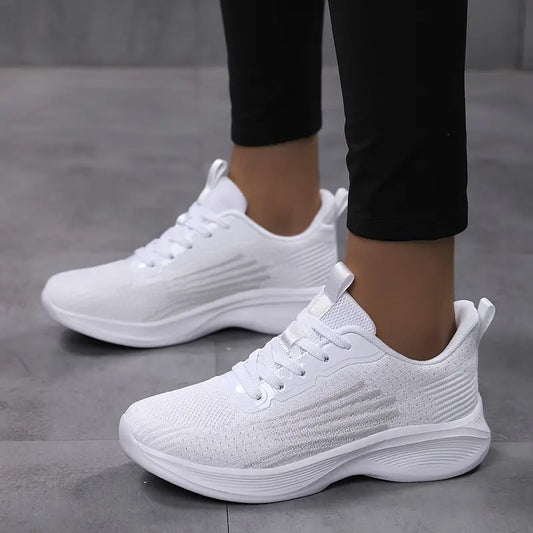 Elegantní a detailní podpůrné letní tenisky
