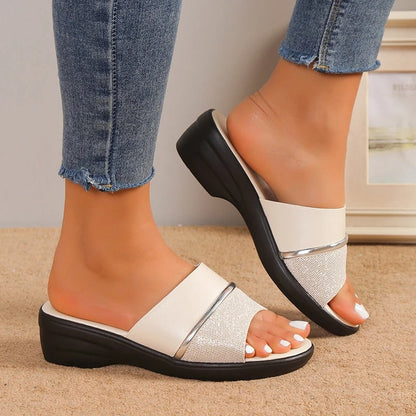 Elegantní a detailní podpůrné letní sandály