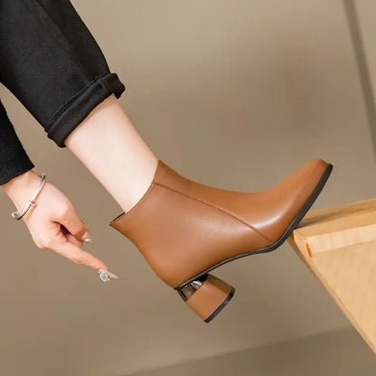 Elegantní a detailní podpůrné letní boty