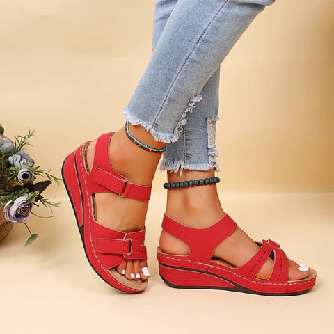 Elegantní a detailní podpůrné letní sandály
