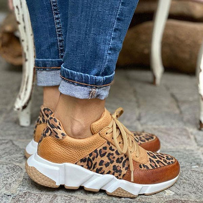 Elegantní a detailní podpůrné letní tenisky