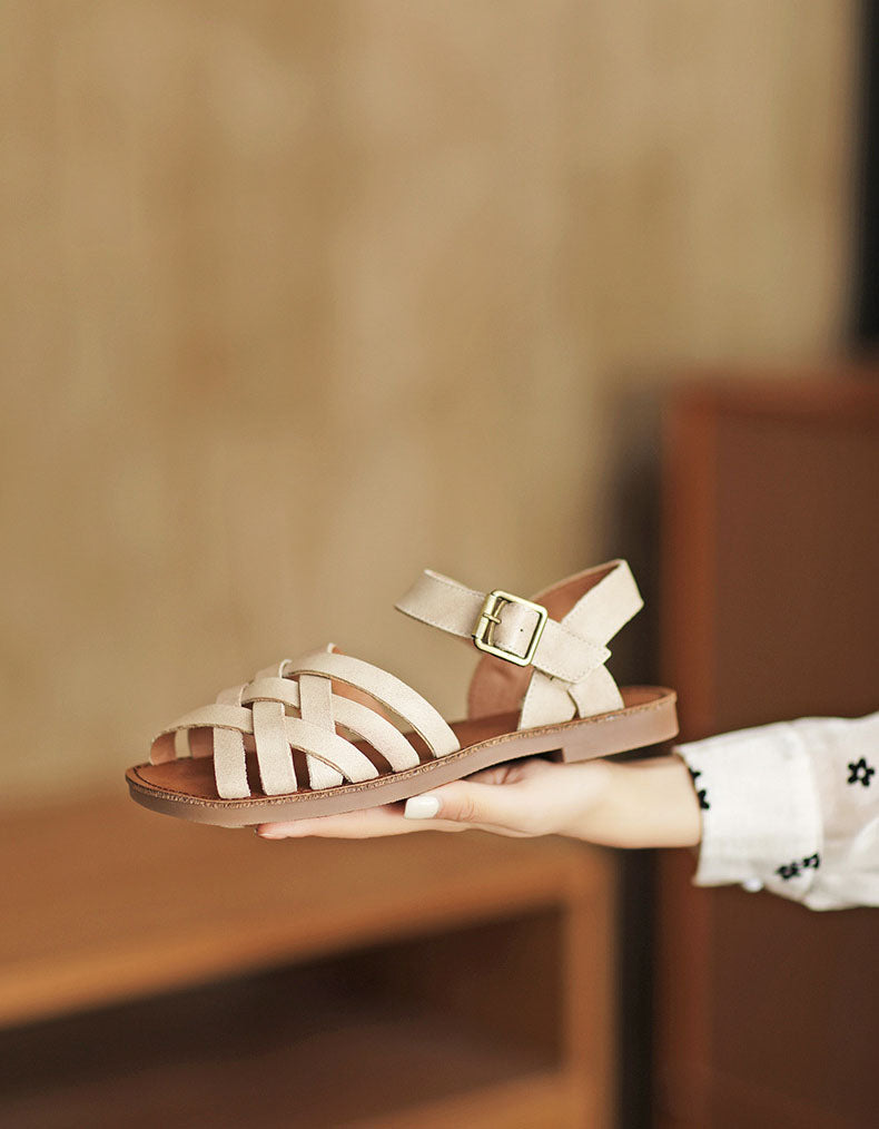 Elegantní a detailní podpůrné letní sandály