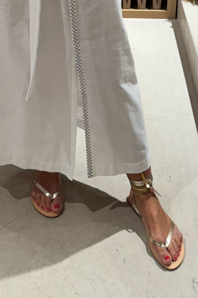 Elegantní a detailně propracovaná podpůrná letní obuv