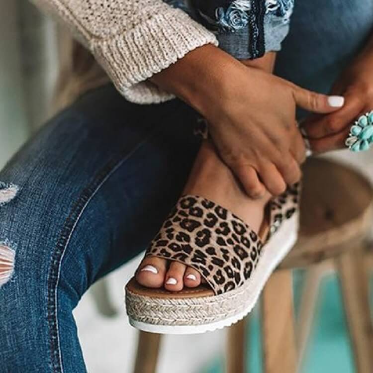 Elegantní a detailní podpůrné letní sandály