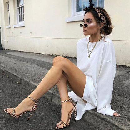 Elegantní a detailní podpůrné letní sandály