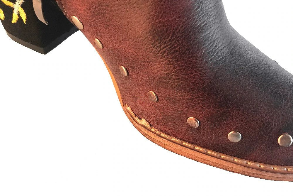Elegantní a detailní podpůrné letní boty