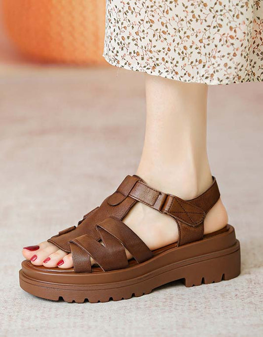 Elegantní a detailní podpůrné letní sandály