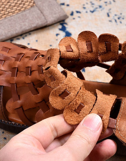 Elegantní a detailní podpůrné letní sandály