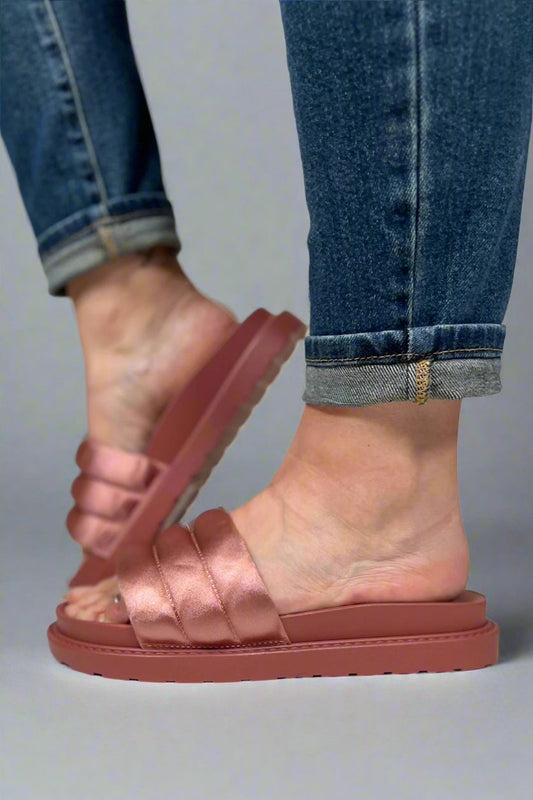 Elegantní a detailní podpůrné letní sandály