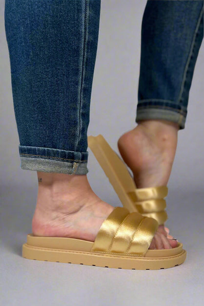 Elegantní a detailní podpůrné letní sandály