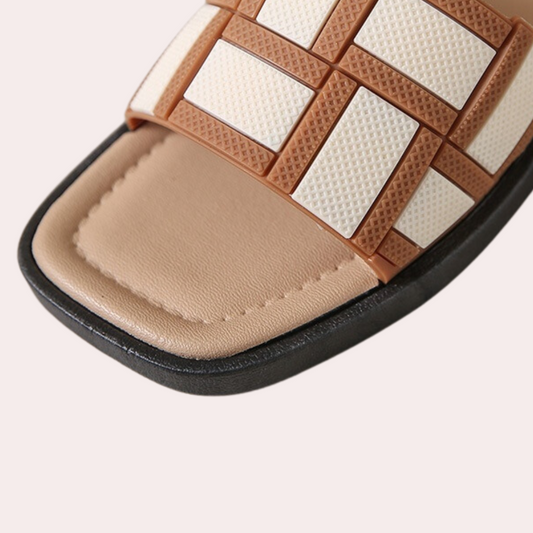Elegantní a detailní podpůrné letní sandály
