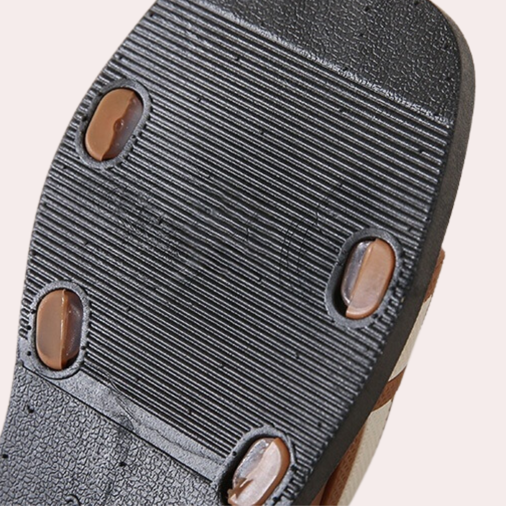Elegantní a detailní podpůrné letní sandály