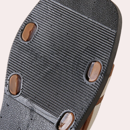 Elegantní a detailní podpůrné letní sandály