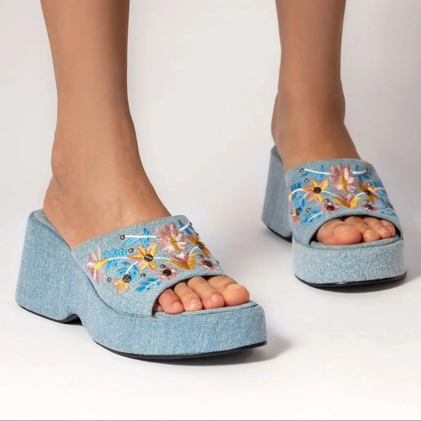 Elegantní a detailní podpůrné letní sandály