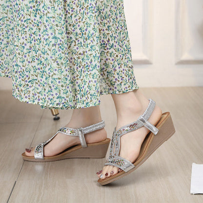 Elegantní a detailně propracovaná podpůrná letní obuv