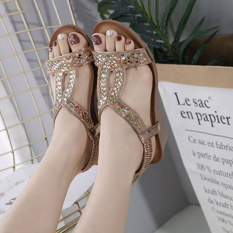 Elegantní a detailně propracovaná podpůrná letní obuv