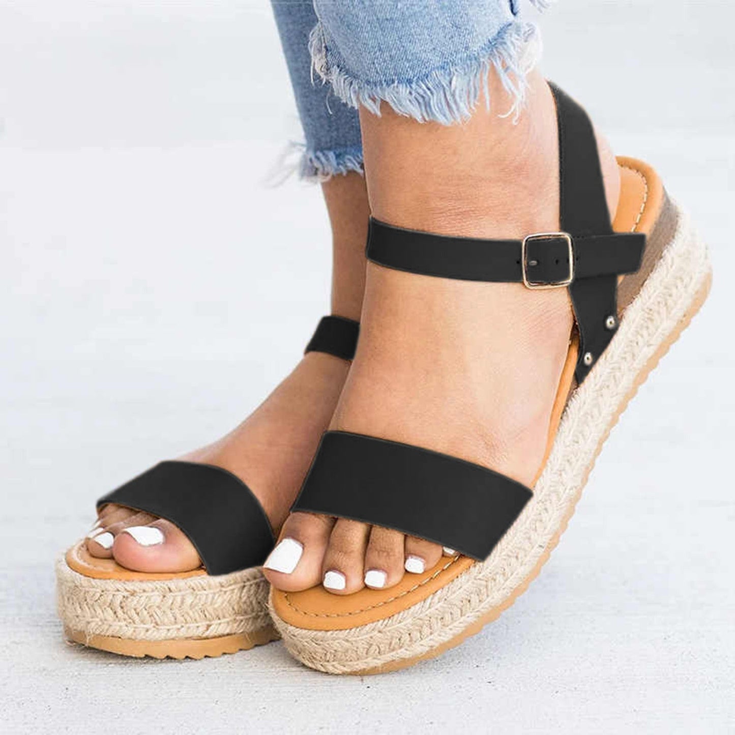 Elegantní a detailní podpůrné letní sandály