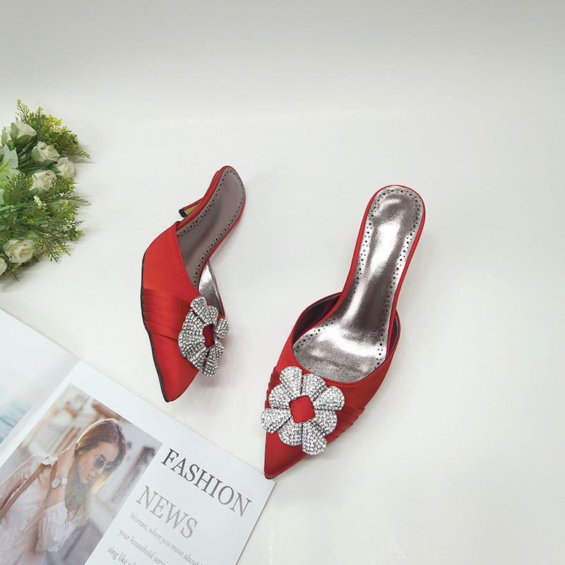 Elegantní a detailní podpůrné letní sandály