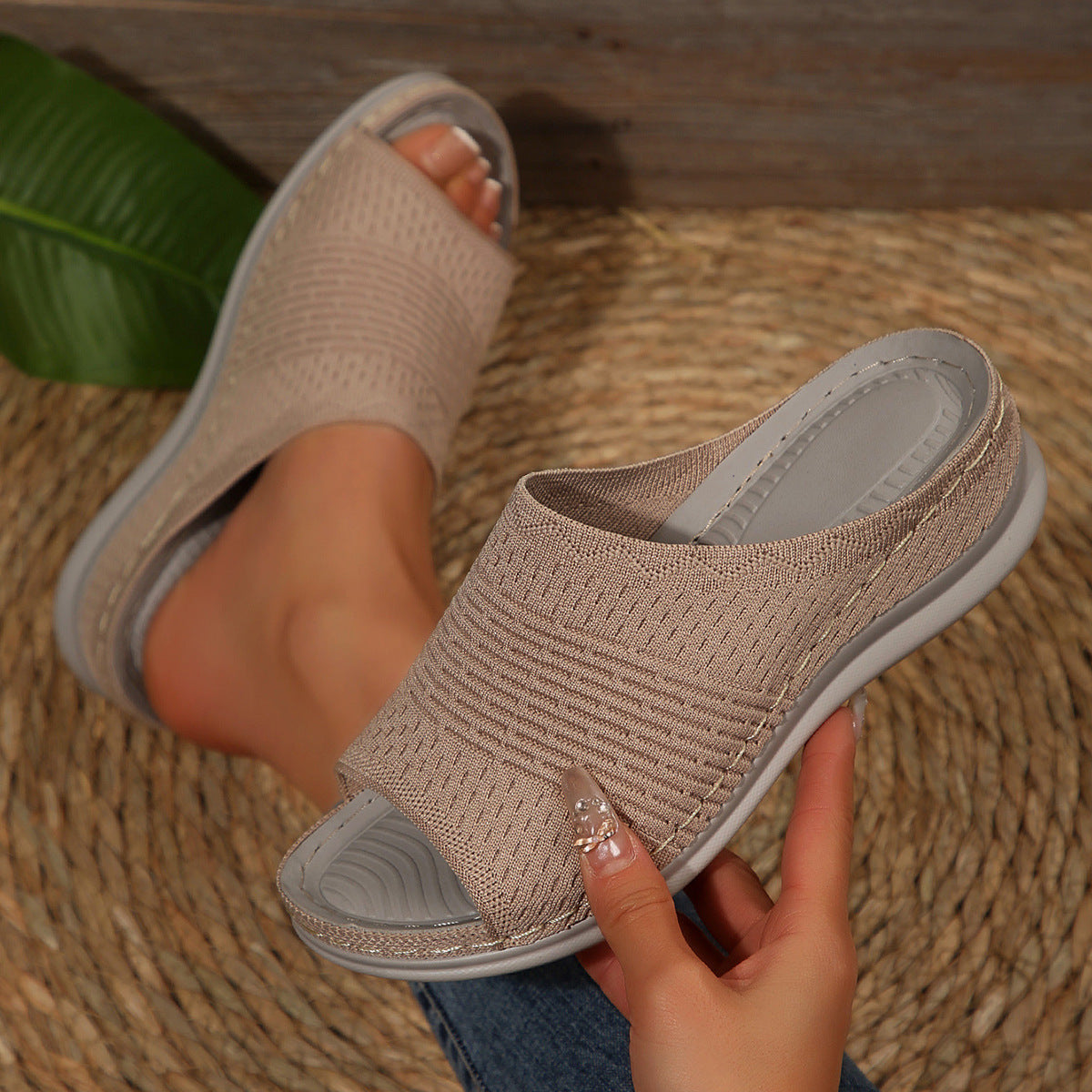 Elegantní a detailně propracovaný podpůrný letní klín Wedge