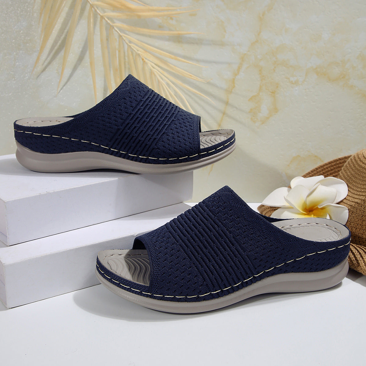 Elegantní a detailně propracovaný podpůrný letní klín Wedge