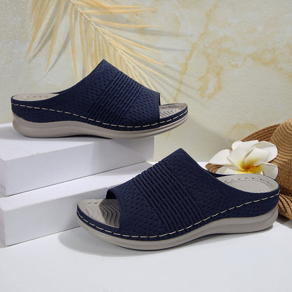 Elegantní a detailně propracovaný podpůrný letní klín Wedge
