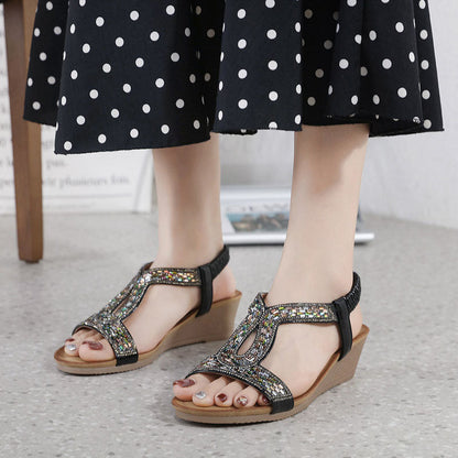 Elegantní a detailně propracovaná podpůrná letní obuv