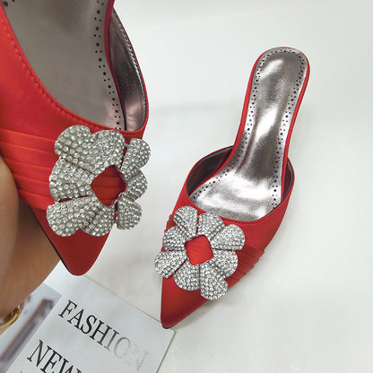 Elegantní a detailní podpůrné letní sandály