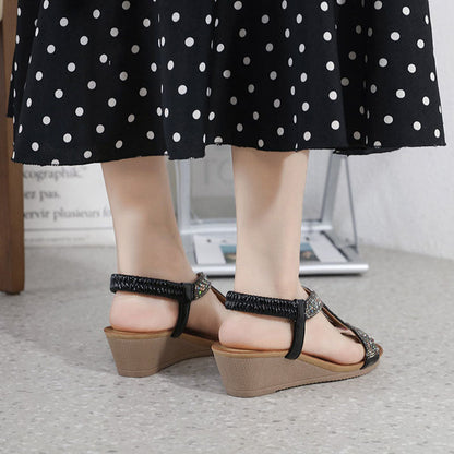 Elegantní a detailně propracovaná podpůrná letní obuv