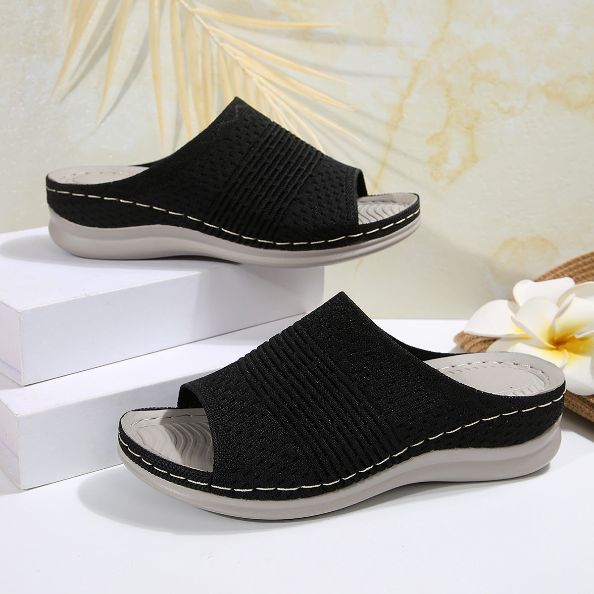 Elegantní a detailně propracovaný podpůrný letní klín Wedge