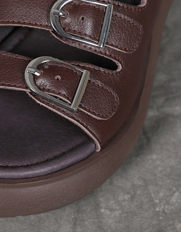 Elegantní a detailní podpůrné letní sandály