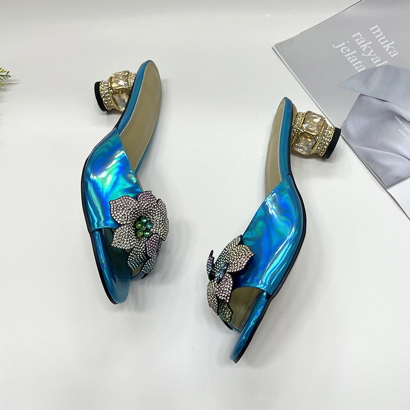 Elegantní a detailní podpůrné letní sandály