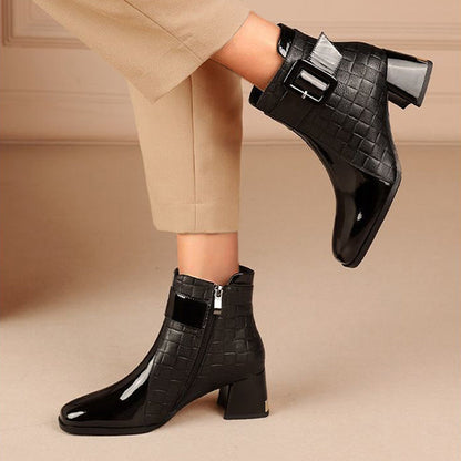 Elegantní a detailně propracovaná podpůrná letní obuv