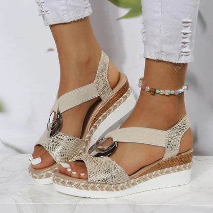 Elegantní a detailní podpůrné letní sandály